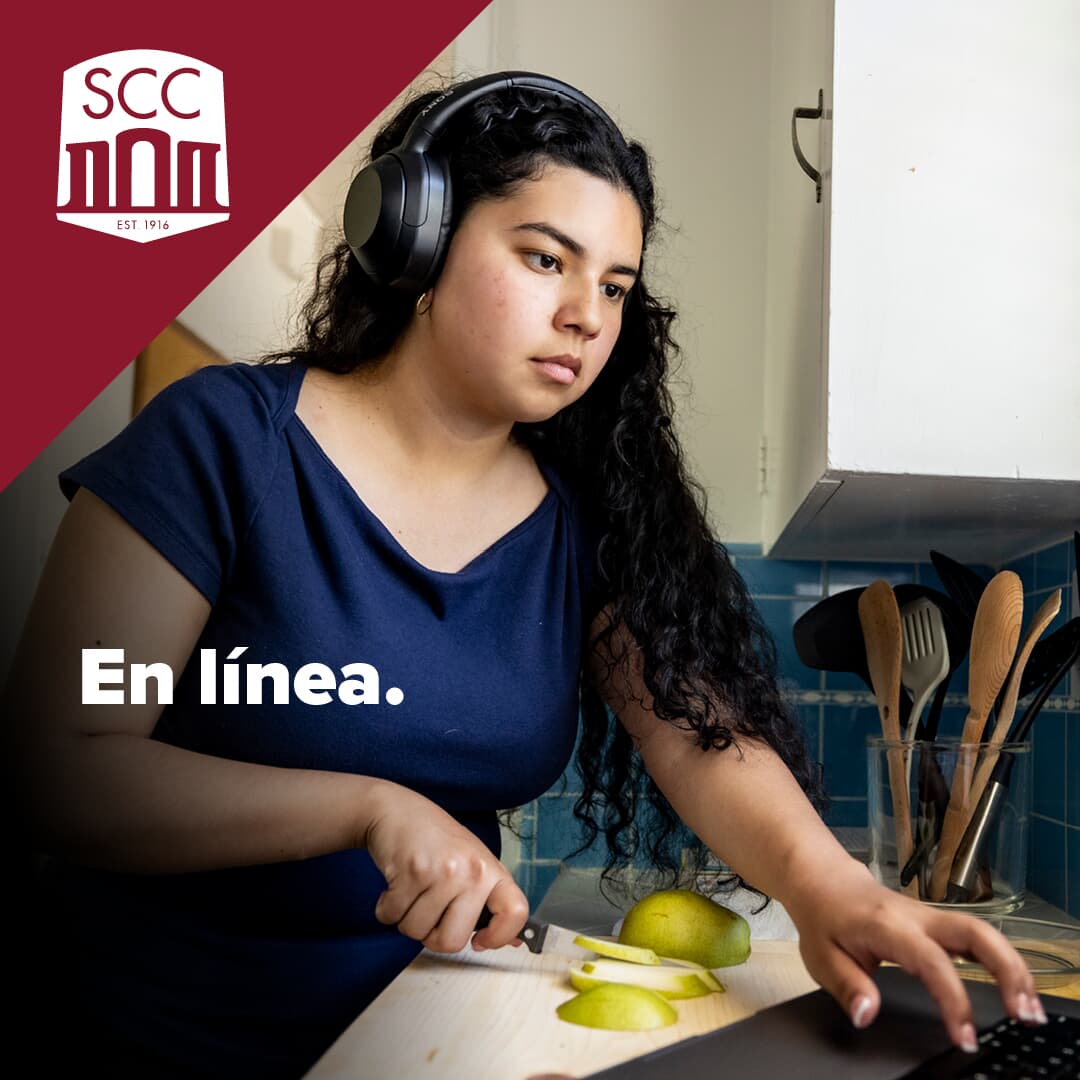 Text in Spanish over photo of serious woman looking at a laptop computer that says En linea next to SCC logo