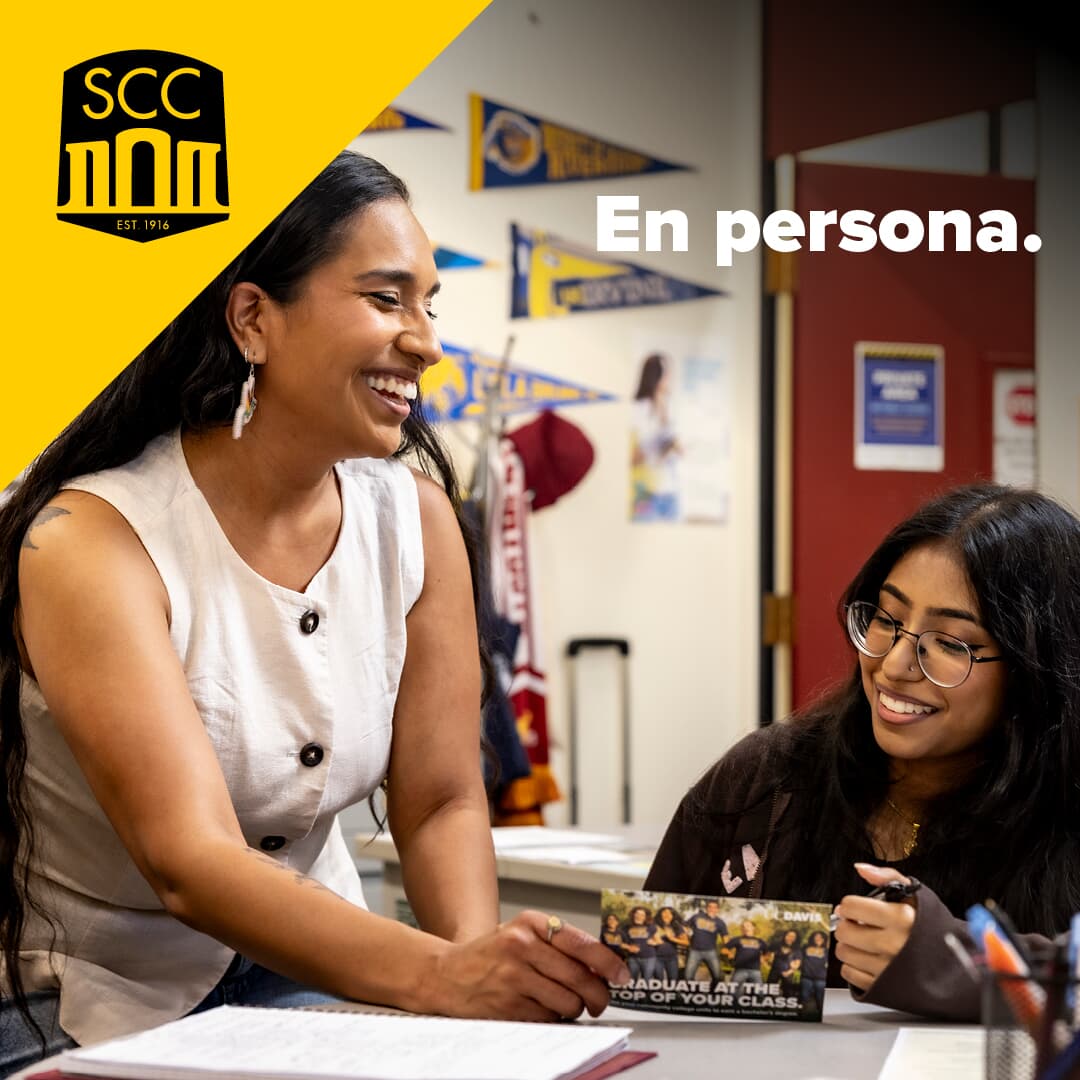 Text in Spanish over photo of two smiling women in a classroom that says En Persona next to SCC logo